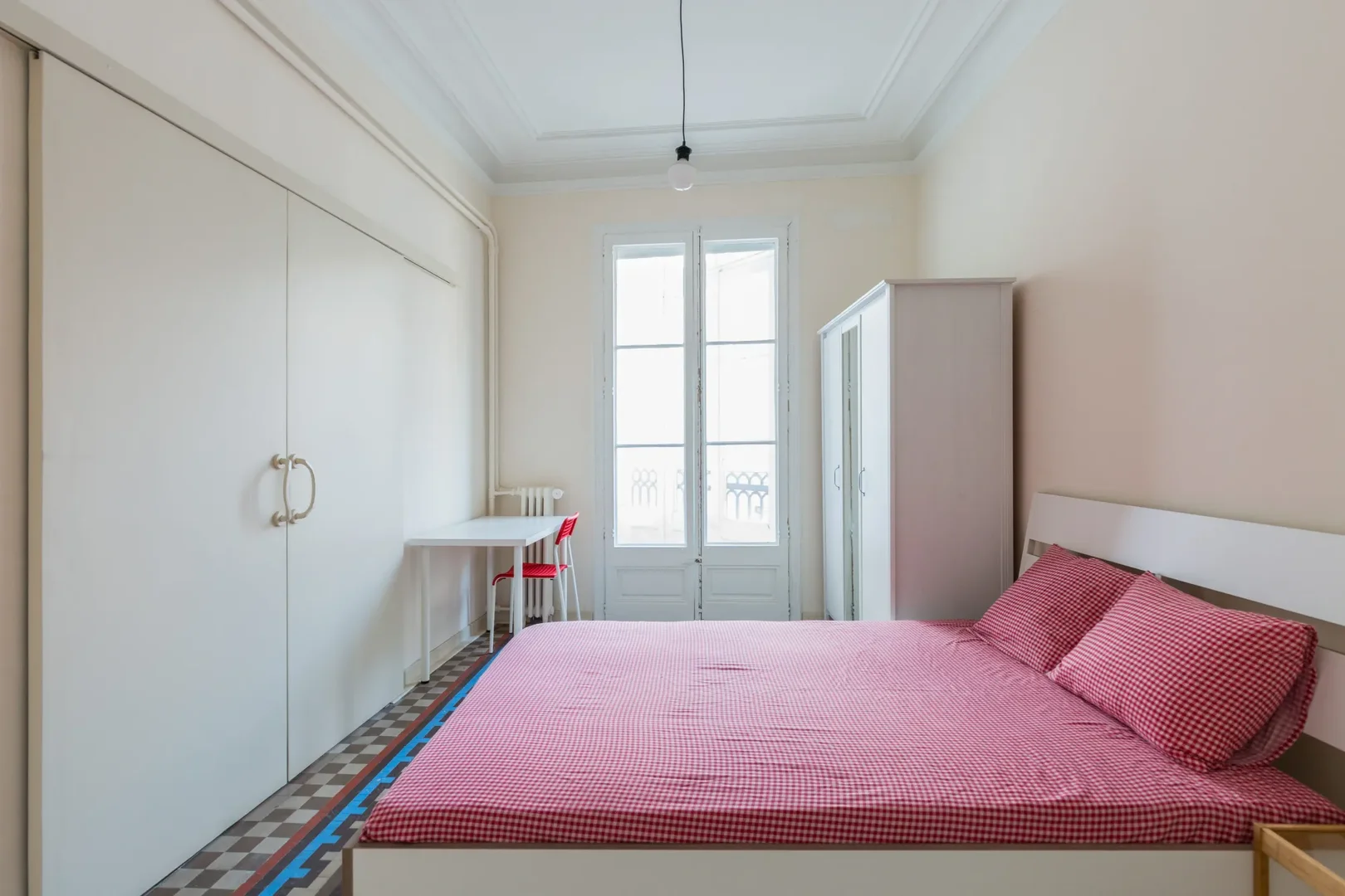 Bright and airy student room with easy university access in