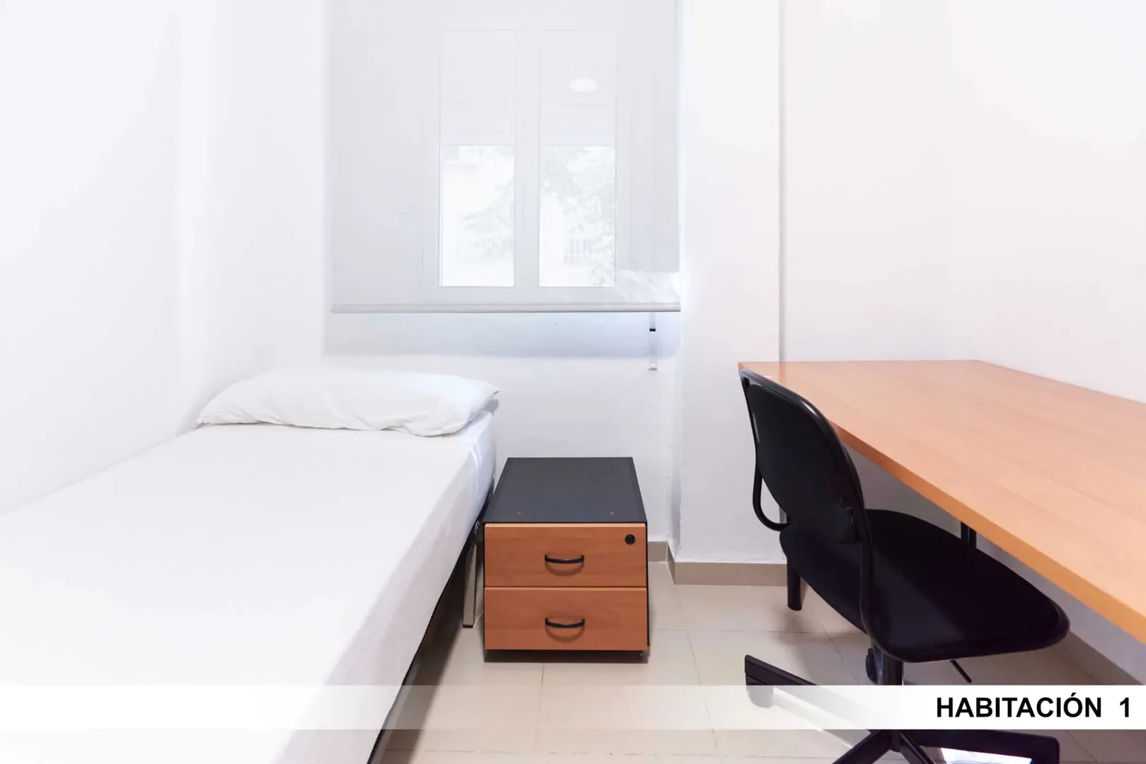 Funktionelles Studentenzimmer perfekt zum Studieren in 