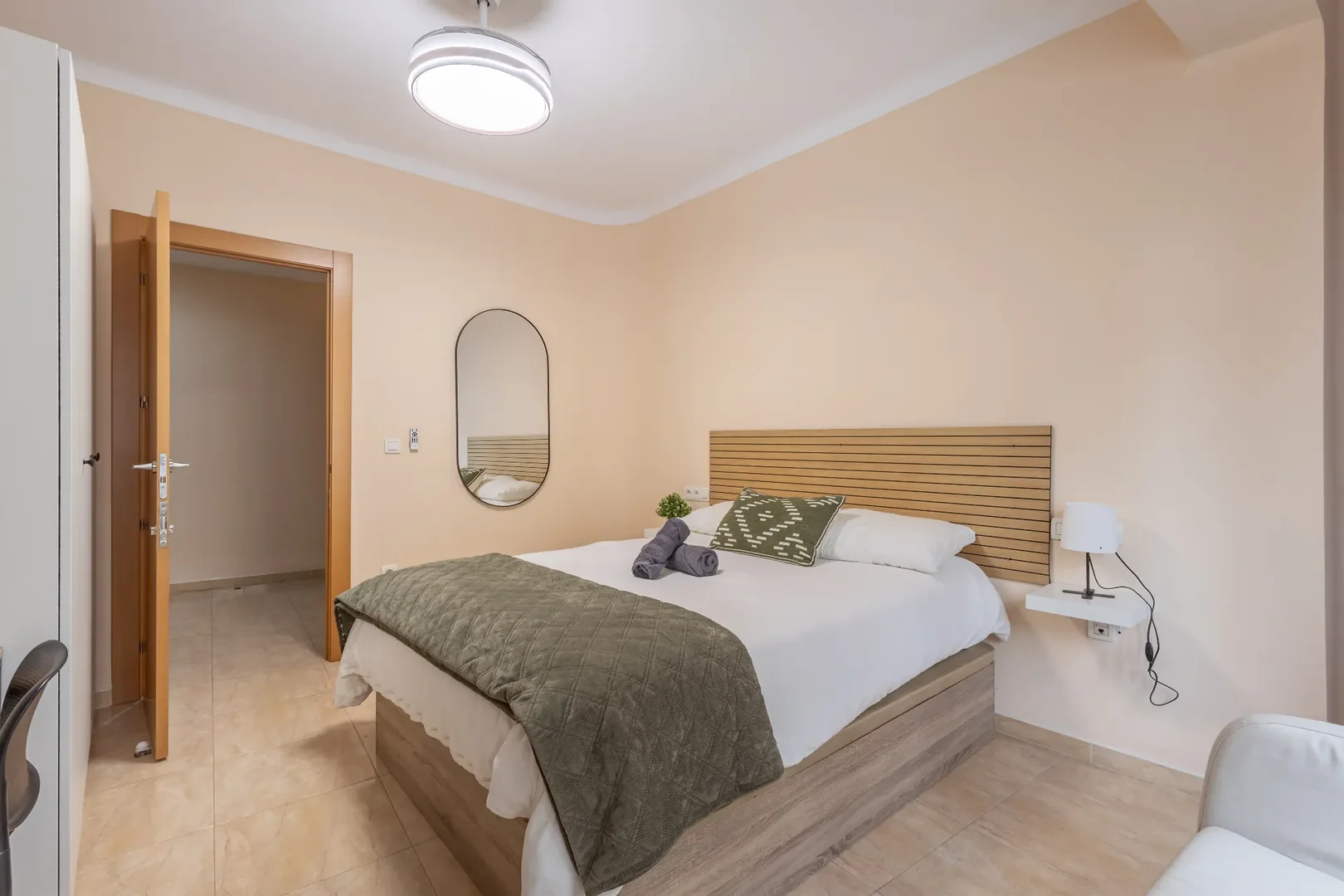 Habitación estudiantil luminosa y aireada con fácil acceso a la universidad en 