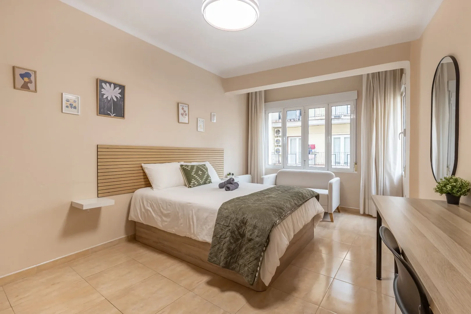 Habitación estudiantil luminosa y aireada con fácil acceso a la universidad en 