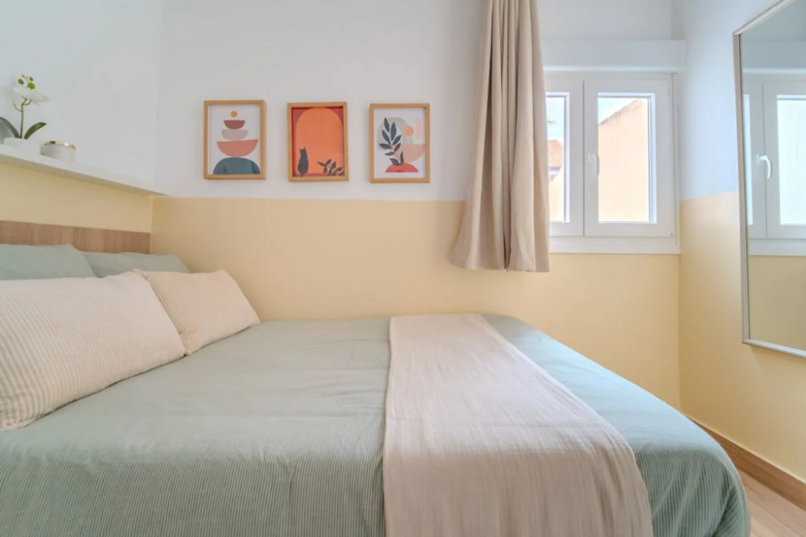 Habitación estudiantil funcional perfecta para estudiar en 