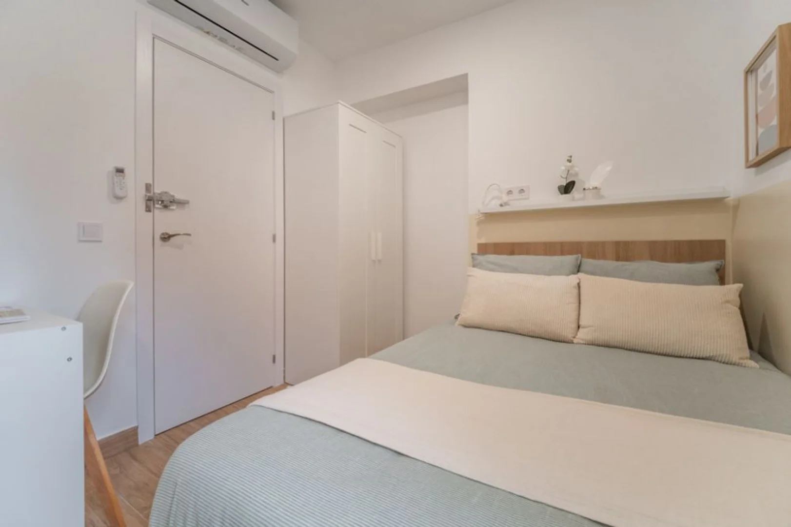 Habitación en apartamento estudiantil en alquiler en , completamente amueblado