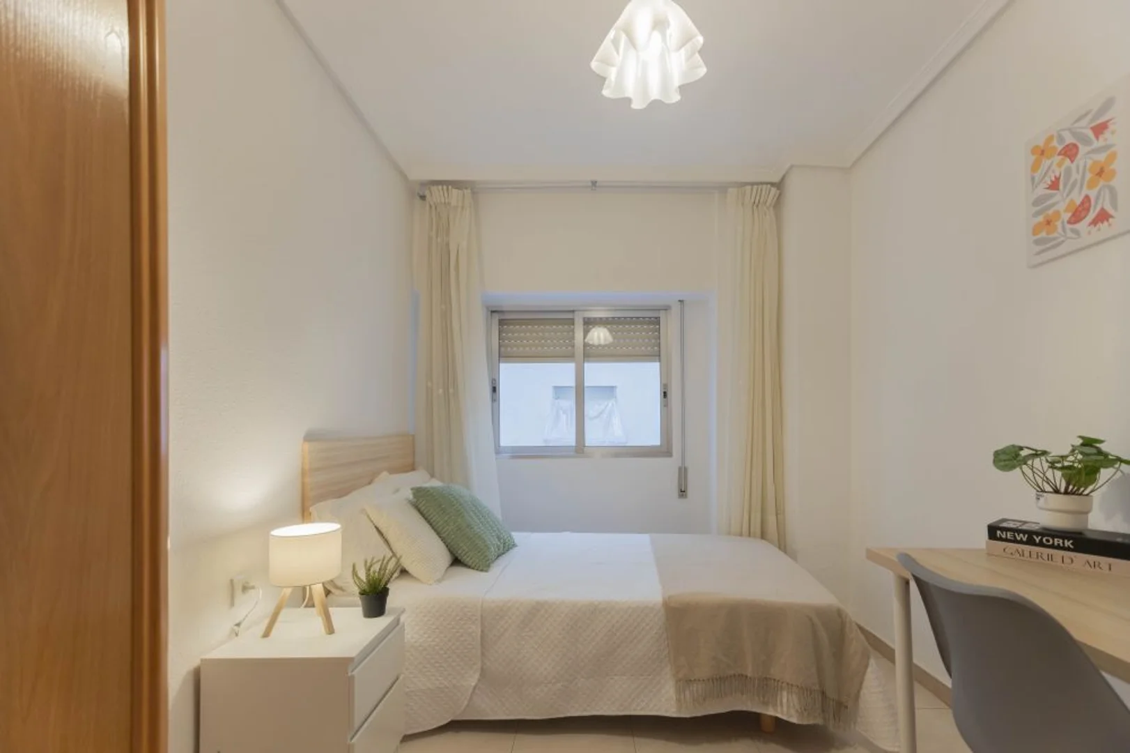 Cozy room for students available in 