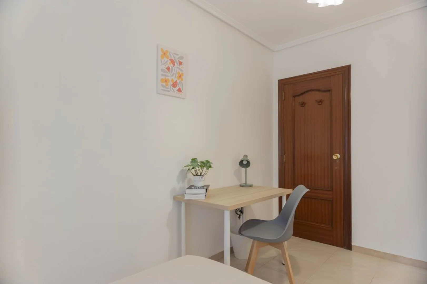 Bright and airy student room with easy university access in 