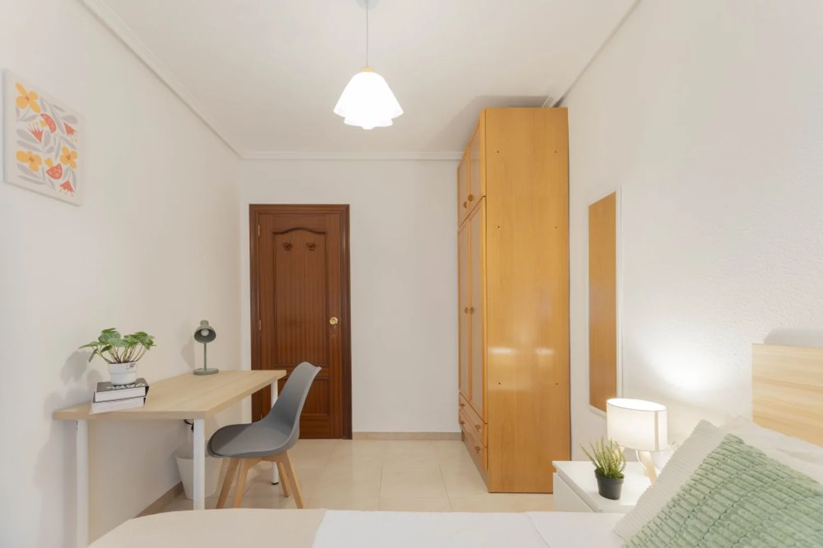 Bright and airy student room with easy university access in 