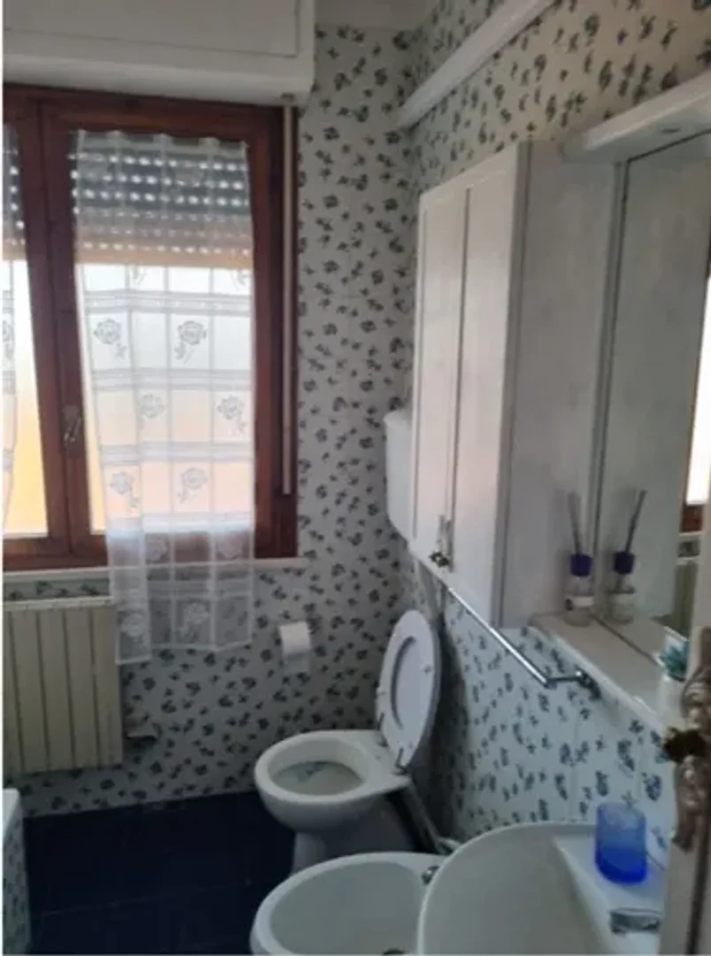 Pokój studencki w  z miejscem do nauki i wspólnymi udogodnieniami