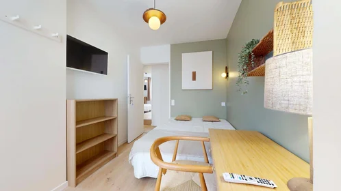 Chambre privée à 39 Rue Eugène Fournière, 69100 Villeurbanne, France, image 4 de 13