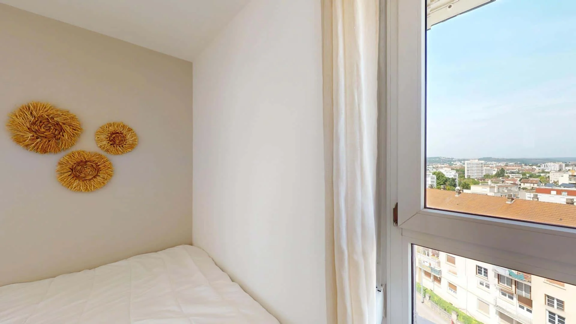 Student-friendly room in with modern amenities