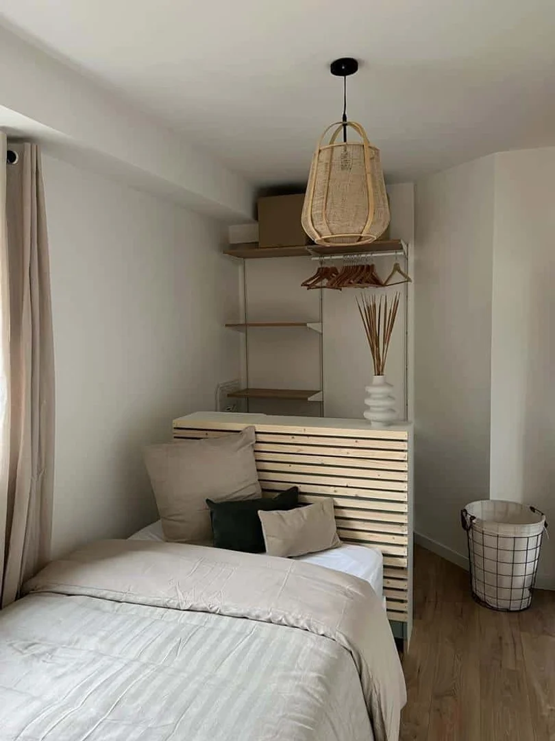 'de öğrenci dairesinde, tamamen mobilyalı kiralık oda
