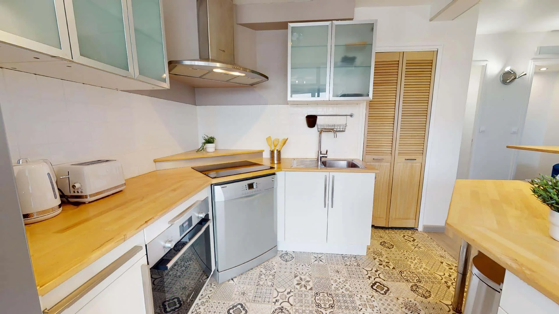 Chambre confortable pour étudiants disponible dans 
