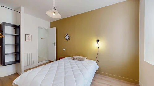 Private room at 133 Cr d'Albret, 33000 Bordeaux, France, image 5 of 22
