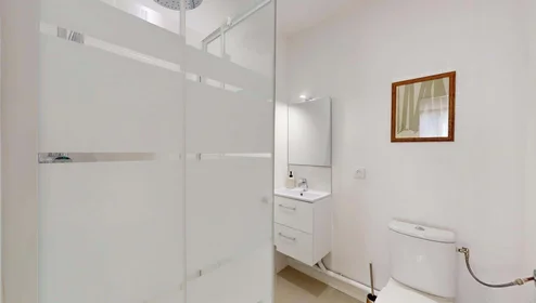 Private room at 133 Cr d'Albret, 33000 Bordeaux, France, image 6 of 22