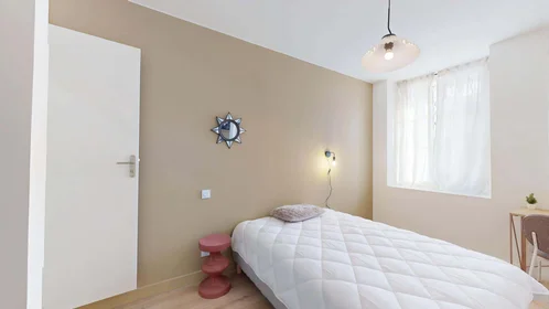 Private room at 133 Cr d'Albret, 33000 Bordeaux, France, image 7 of 22
