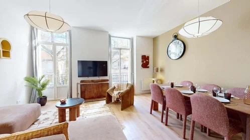 Private room at 133 Cr d'Albret, 33000 Bordeaux, France, image 9 of 22