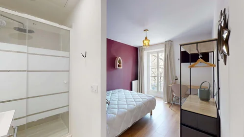 Private room at 133 Cr d'Albret, 33000 Bordeaux, France, image 2 of 20