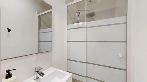 Private room at 133 Cr d'Albret, 33000 Bordeaux, France, image 6 of 20