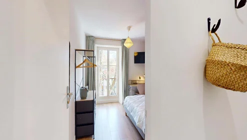 Private room at 133 Cr d'Albret, 33000 Bordeaux, France, image 2 of 20