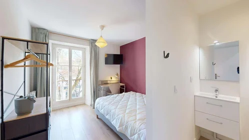 Private room at 133 Cr d'Albret, 33000 Bordeaux, France, image 3 of 20