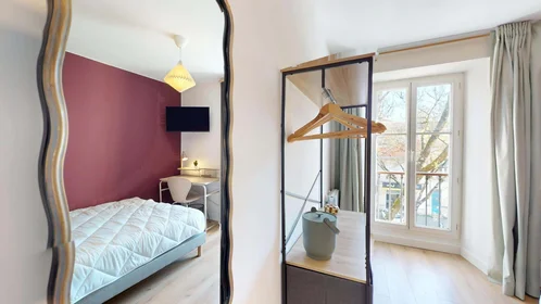 Private room at 133 Cr d'Albret, 33000 Bordeaux, France, image 4 of 20