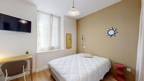 Private room at 133 Cr d'Albret, 33000 Bordeaux, France, image 1 of 10