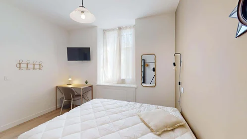 Private room at 133 Cr d'Albret, 33000 Bordeaux, France, image 2 of 21