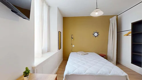 Private room at 133 Cr d'Albret, 33000 Bordeaux, France, image 4 of 21