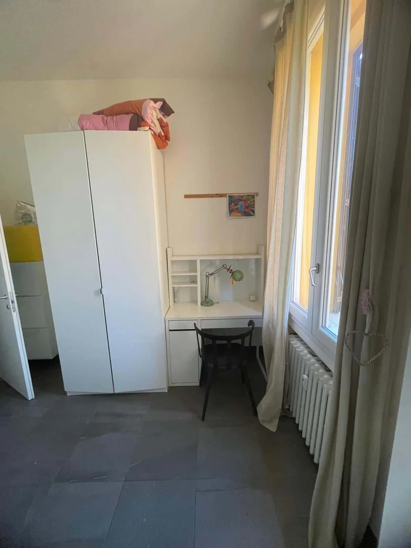 Chambre d'étudiant à avec espace d'étude et installations communes