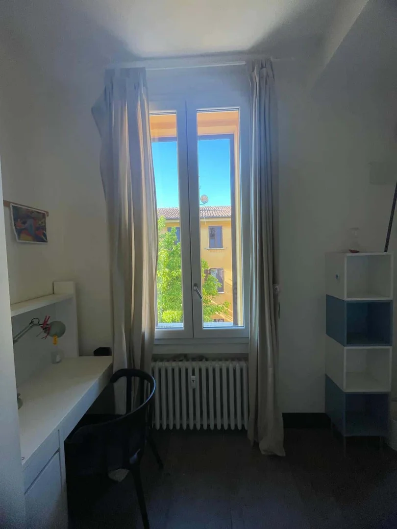 Chambre d'étudiant lumineuse et aérée avec accès facile à l'université dans