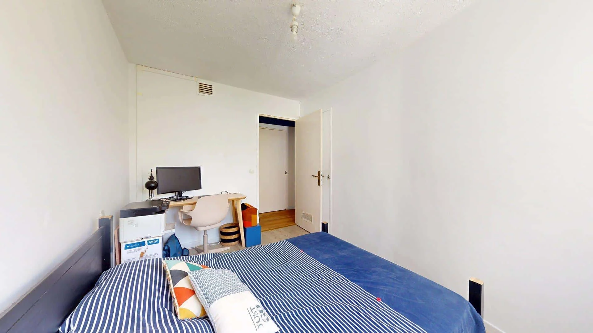 Studentenzimmer in  mit Arbeitsbereich und Gemeinschaftseinrichtungen