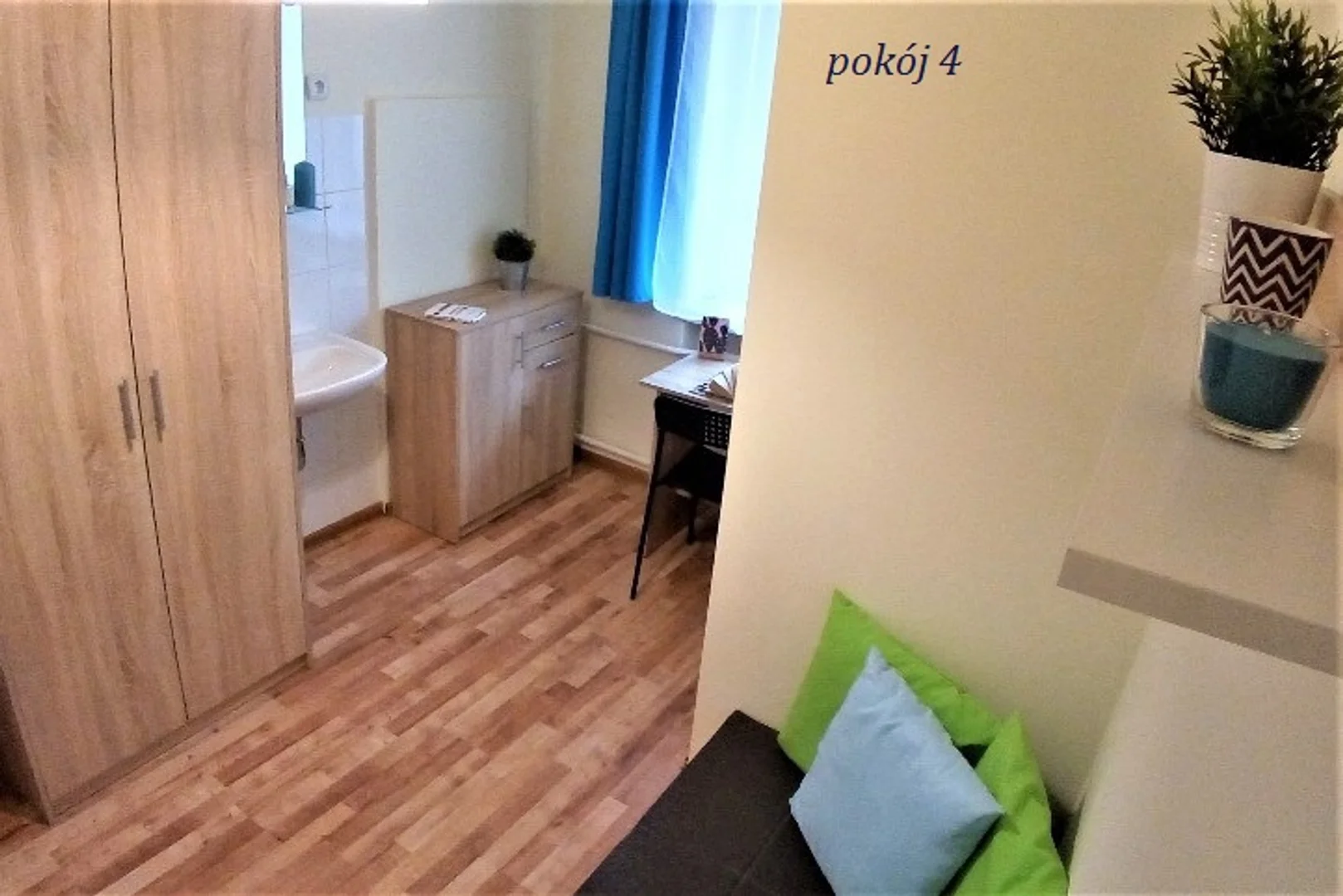 Quarto de estudante económico com localização conveniente em 