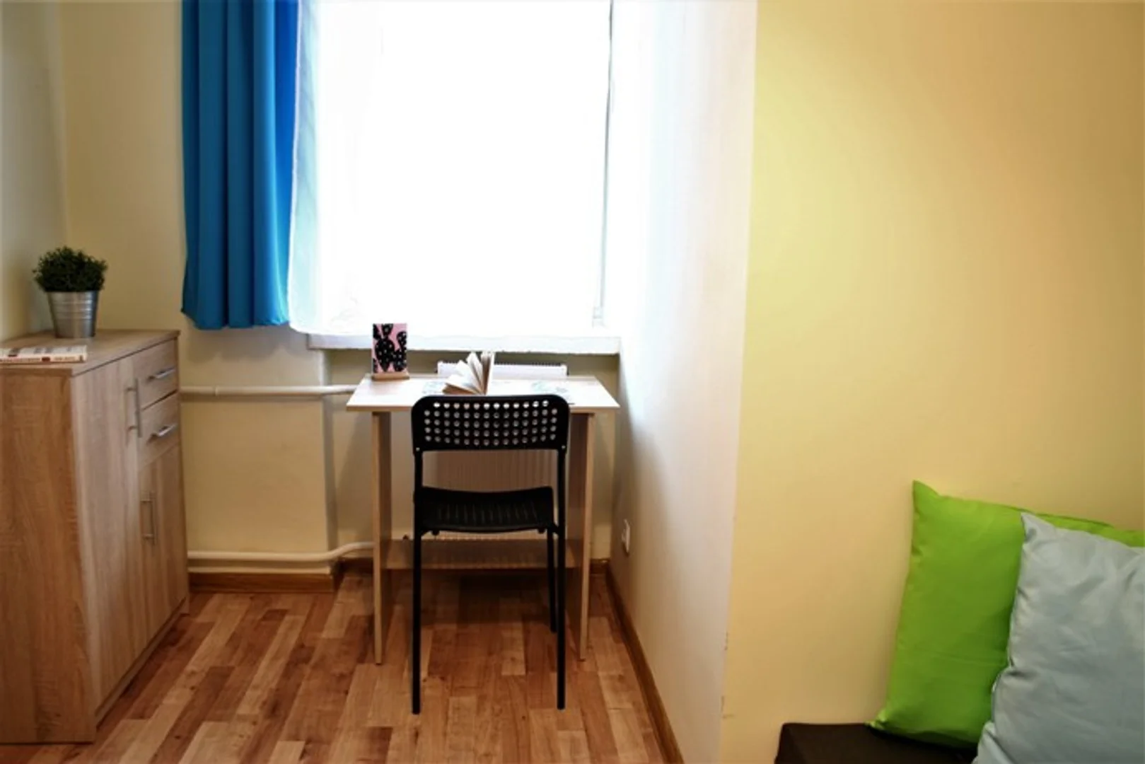 Quarto de estudante económico com localização conveniente em 