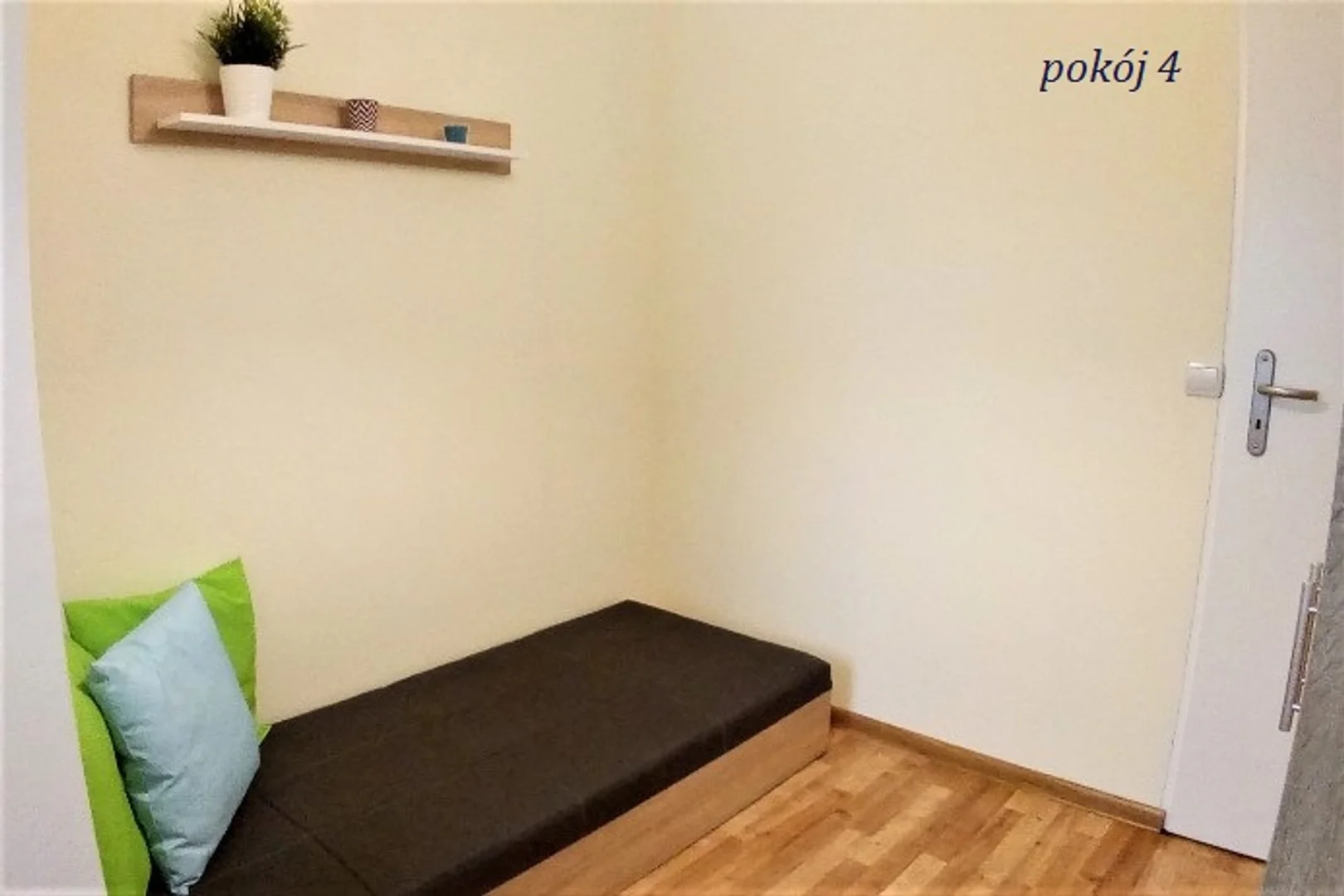 Quarto acessível para estudantes com iluminação ampla em 
