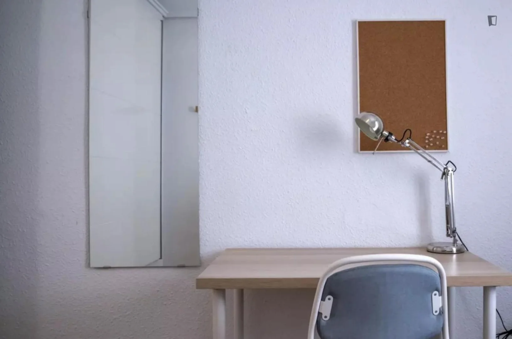 Habitación acogedora para estudiantes disponible en 