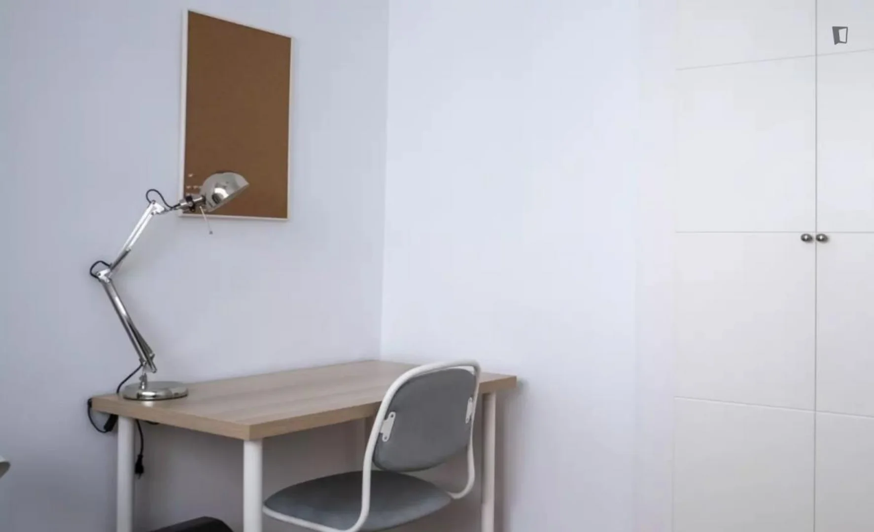 Habitación estudiantil luminosa y aireada con fácil acceso a la universidad en 