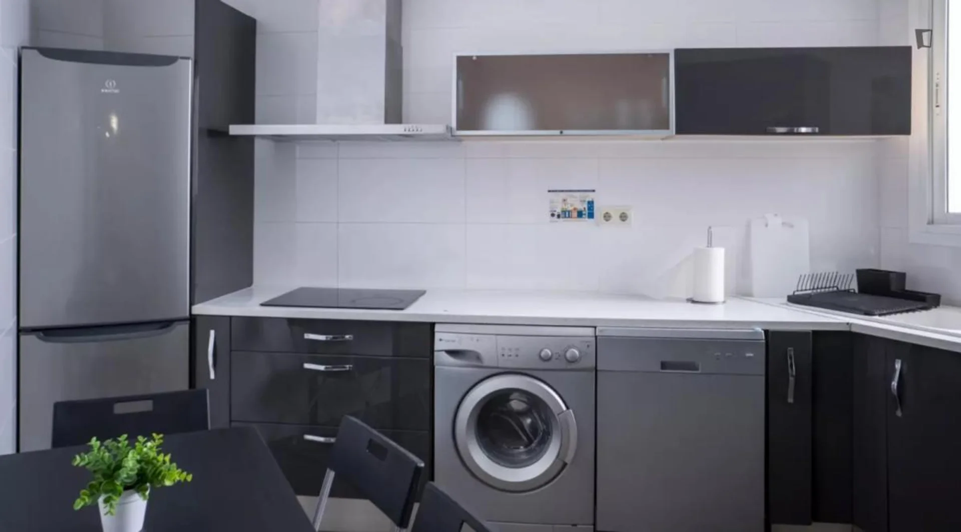 Habitación acogedora para estudiantes disponible en 