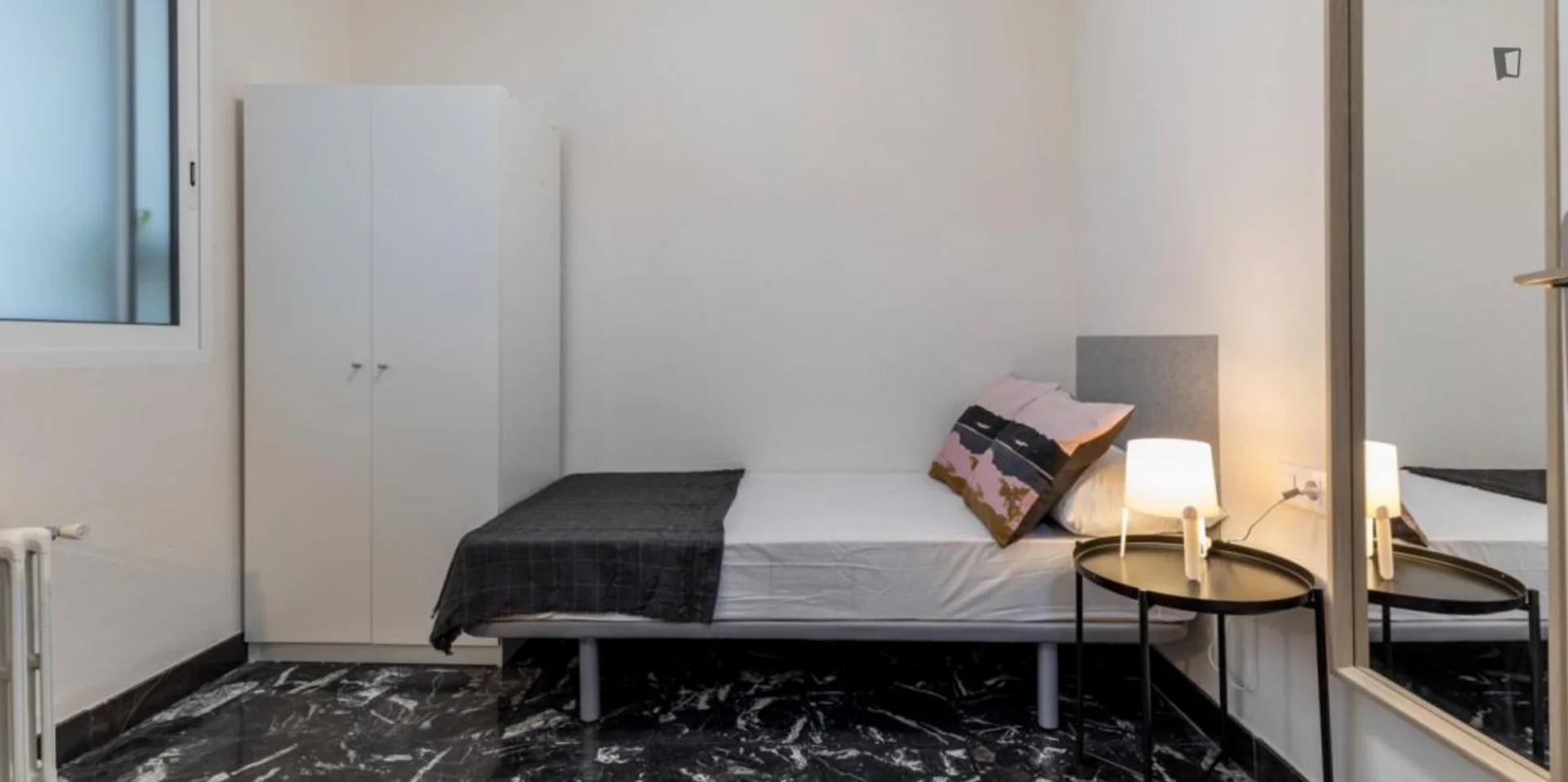Functional student room perfect for studying in 