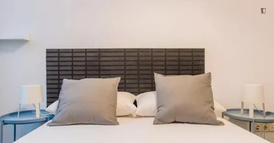 Private room at Carrer de Cirilo Amorós, image 1 of 10