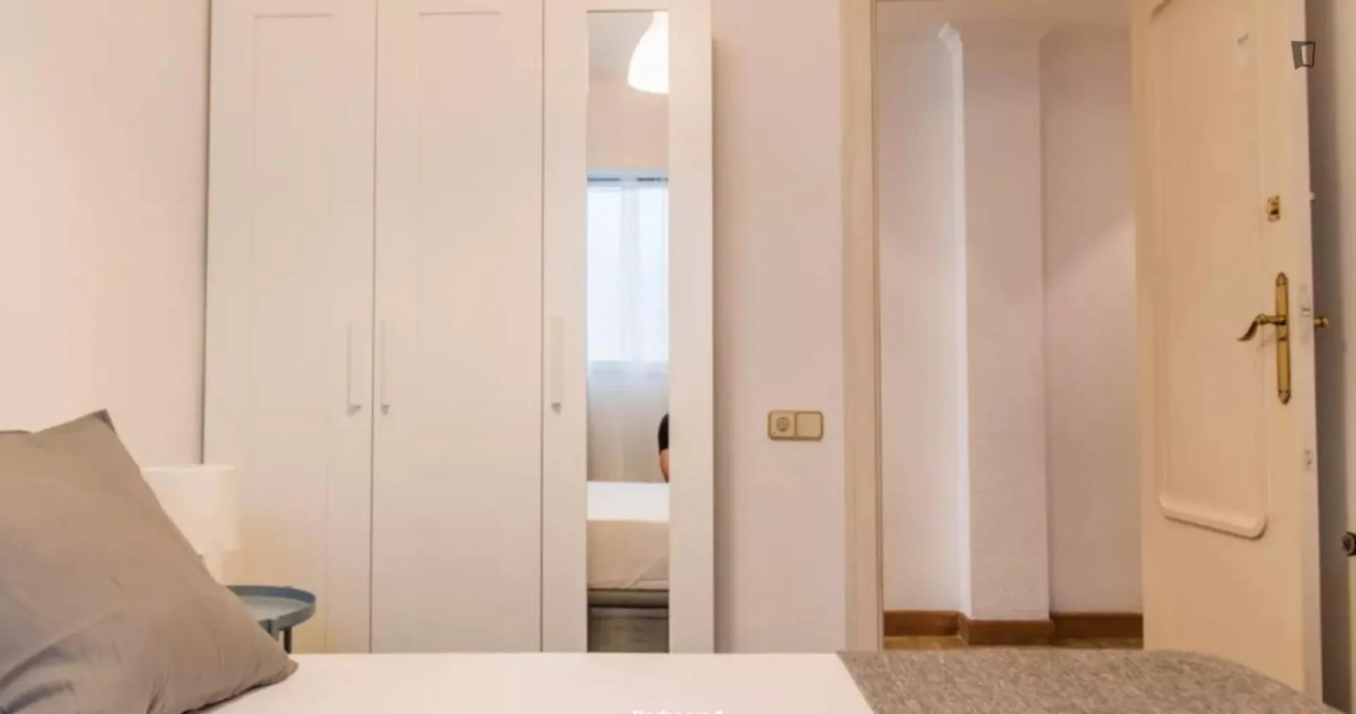 Room for rent in student apartment in , fully furnished