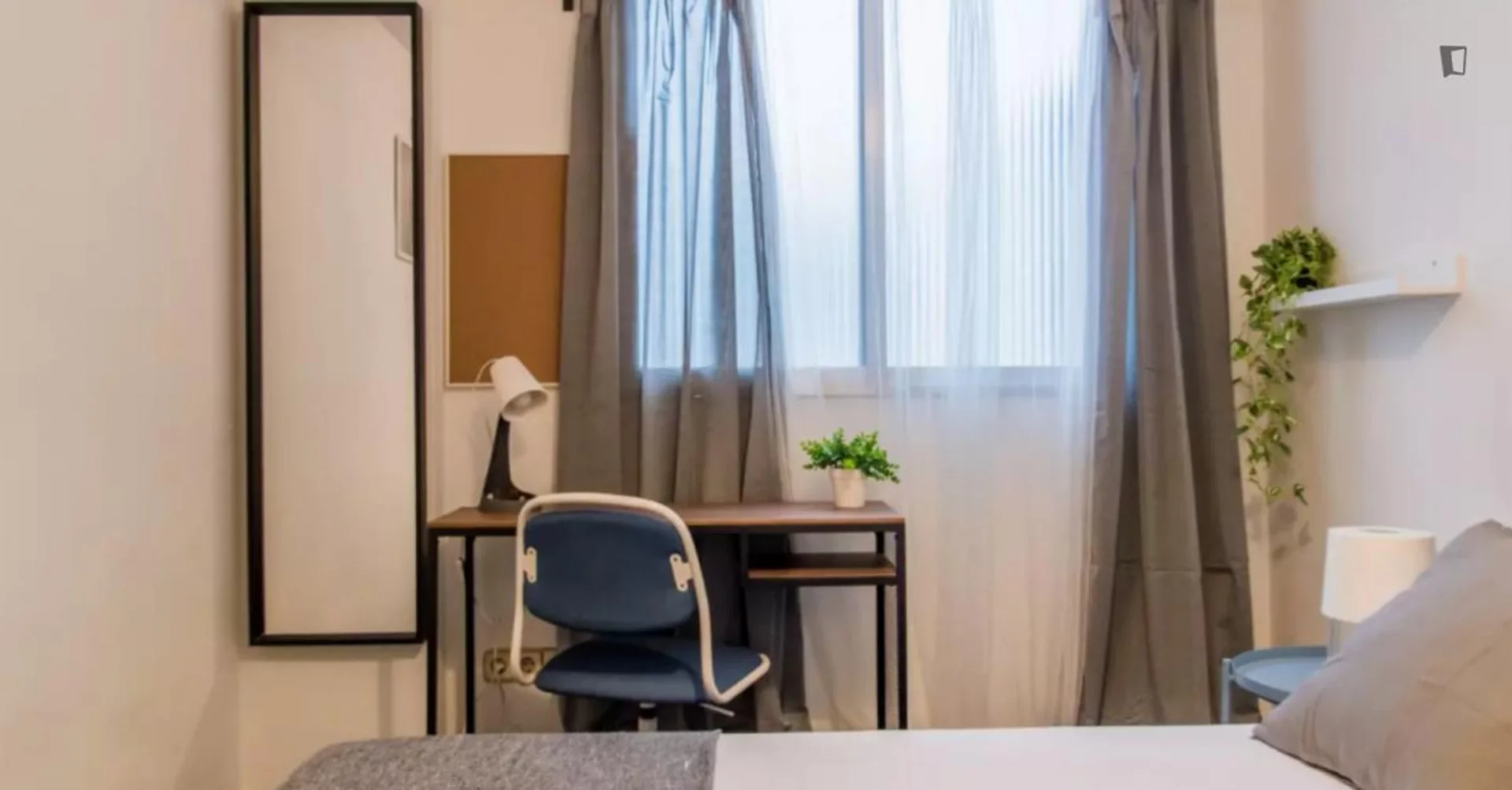 Comfortable and spacious student room in 