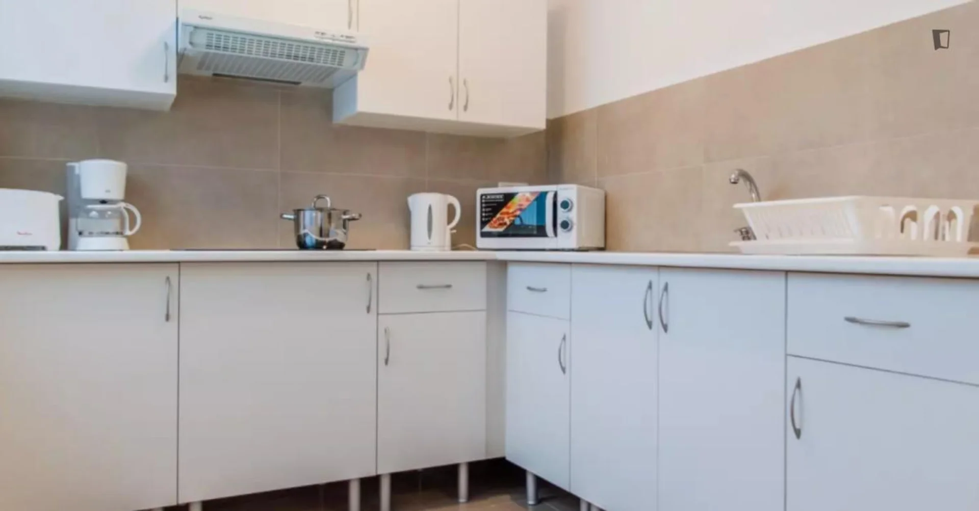 Bright and airy student room with easy university access in 