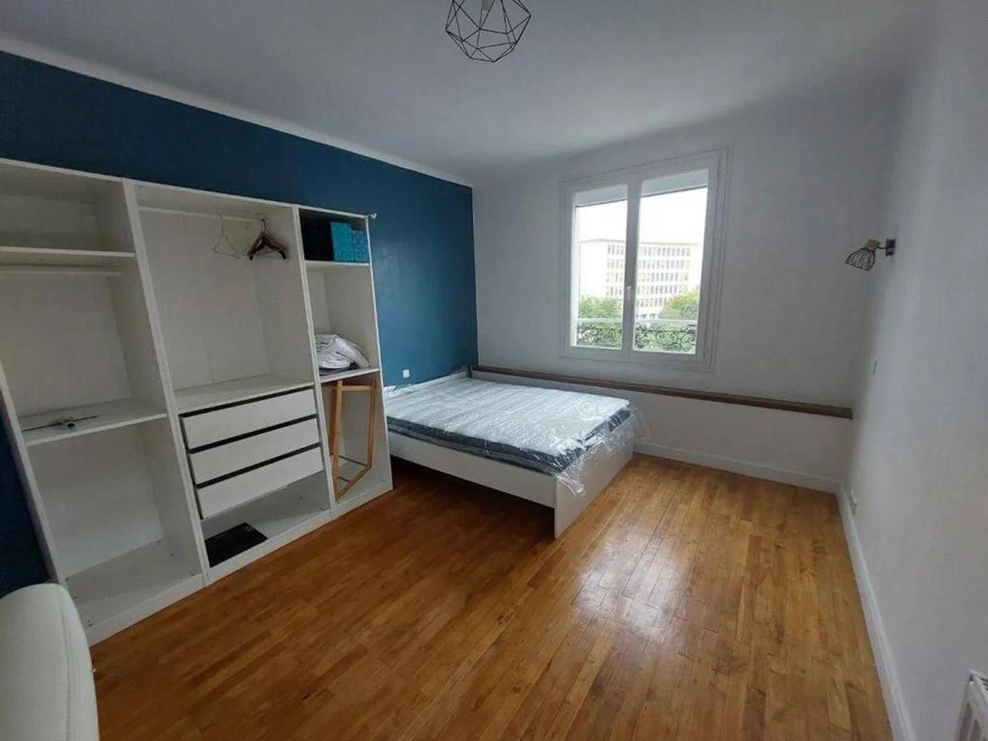 Habitación estudiantil luminosa y aireada con fácil acceso a la universidad en 