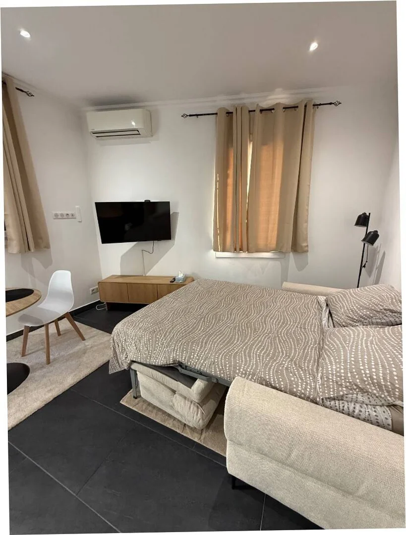 Chambre d'étudiant à  avec espace d'étude et installations communes