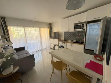 Private room at Cannes, 06150, image 1 of 7