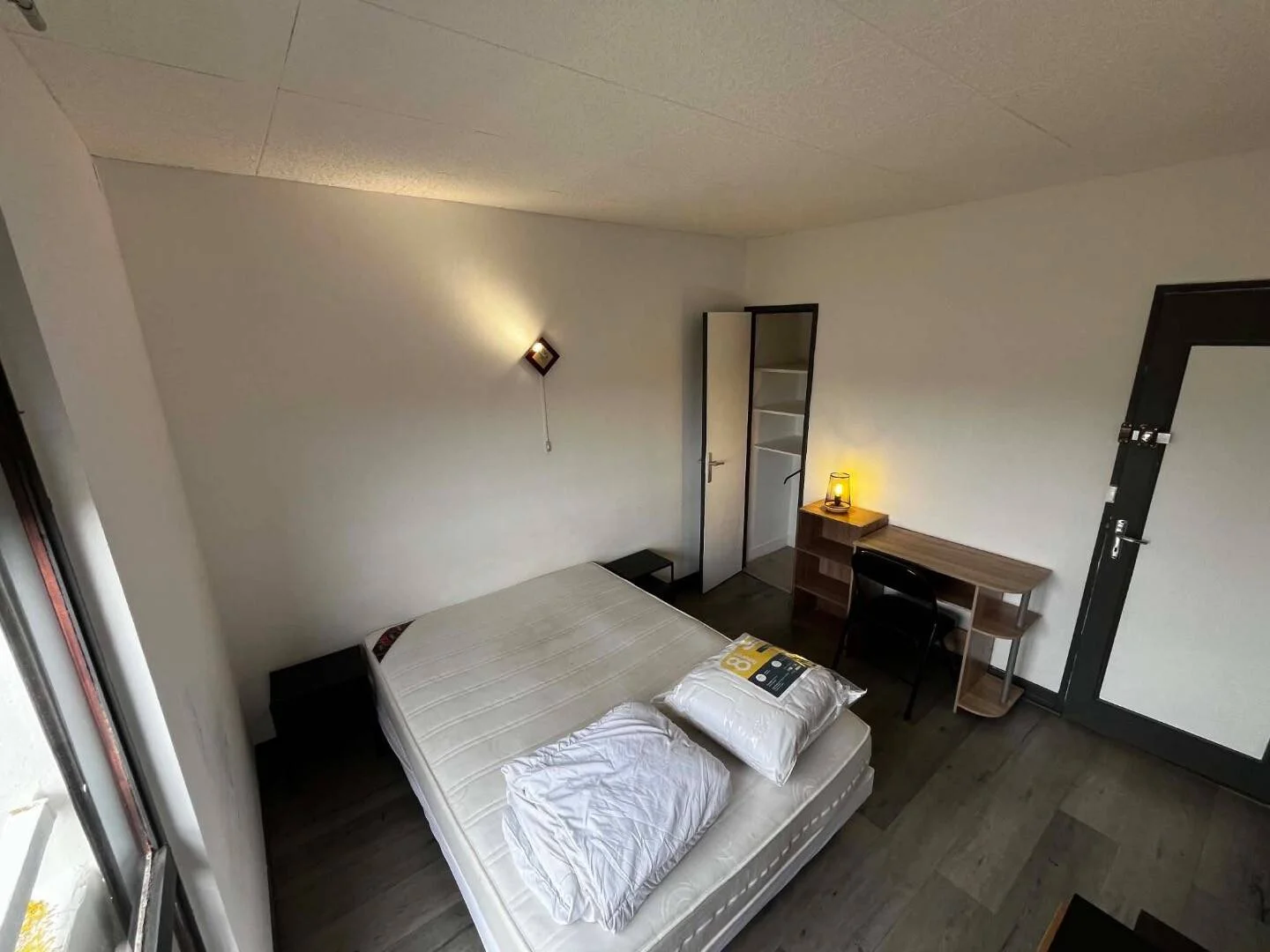 Habitación estudiantil económica con ubicación conveniente en 