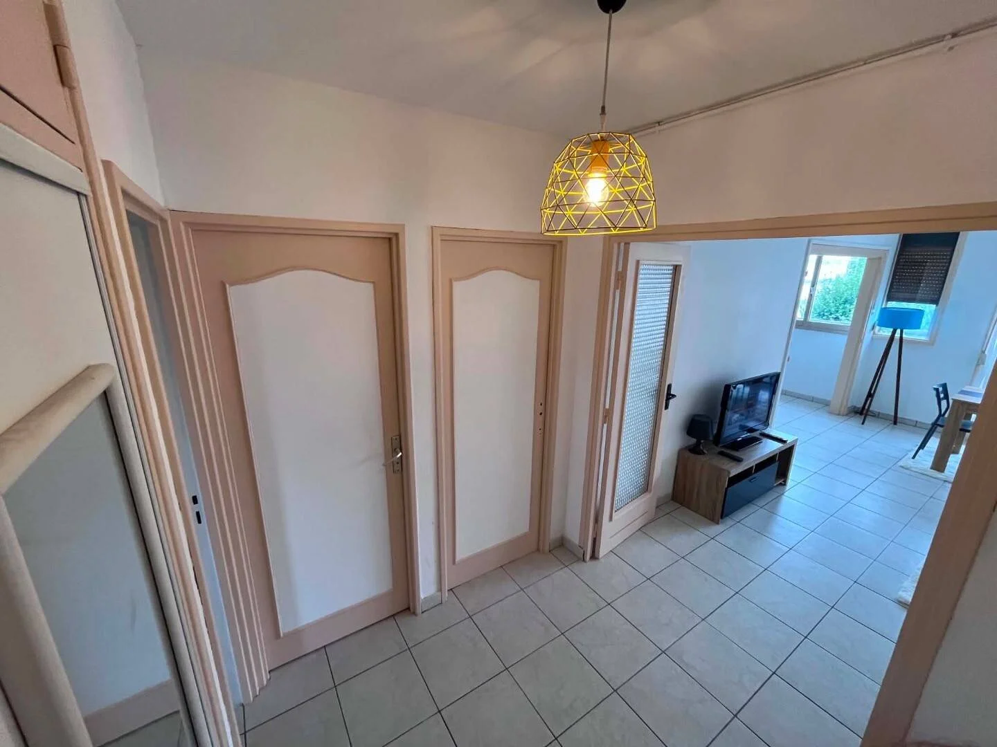 Habitación estudiantil funcional perfecta para estudiar en 