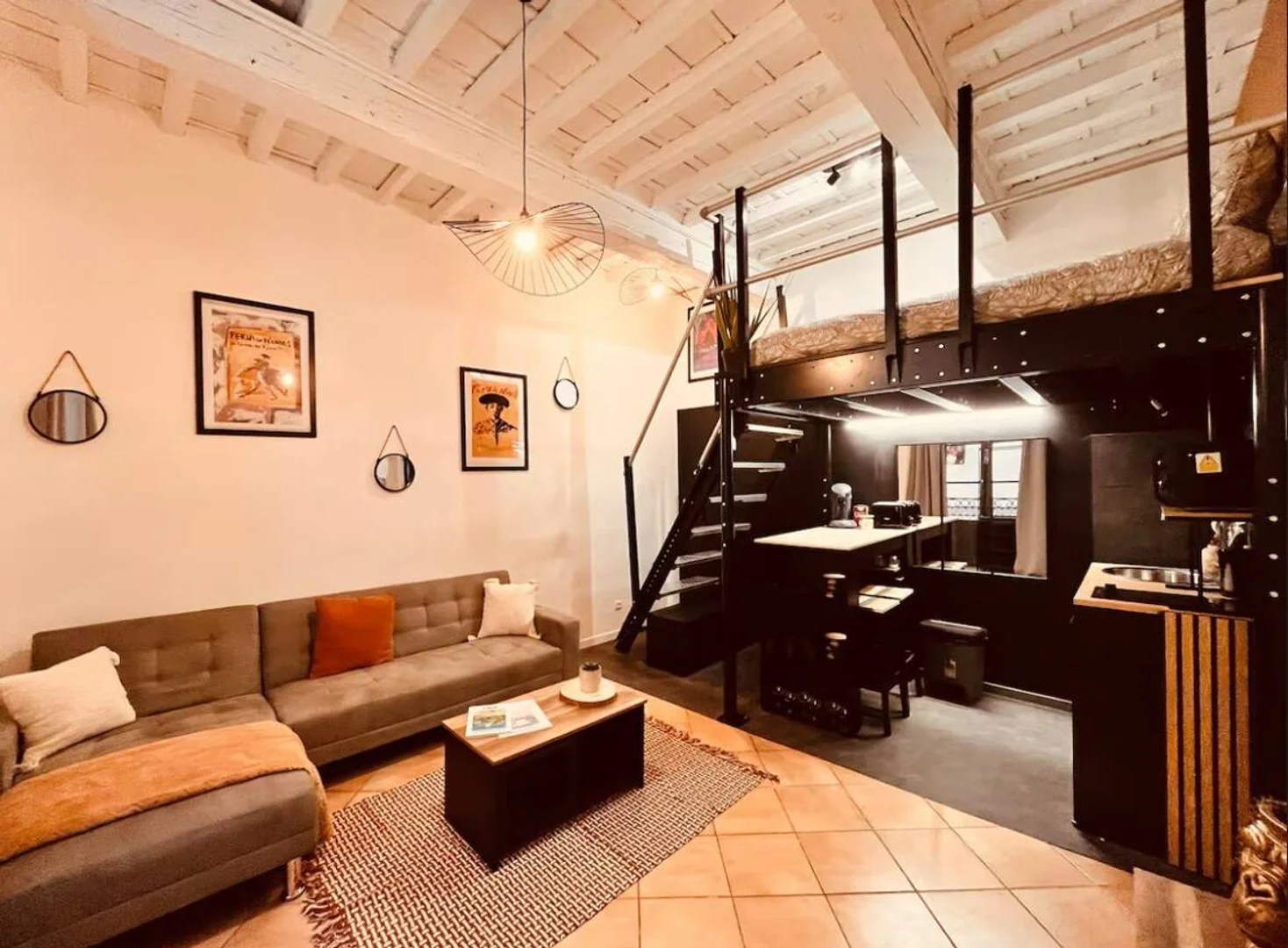 'da üniversiteye kolay erişime sahip aydınlık ve havadar öğrenci odası