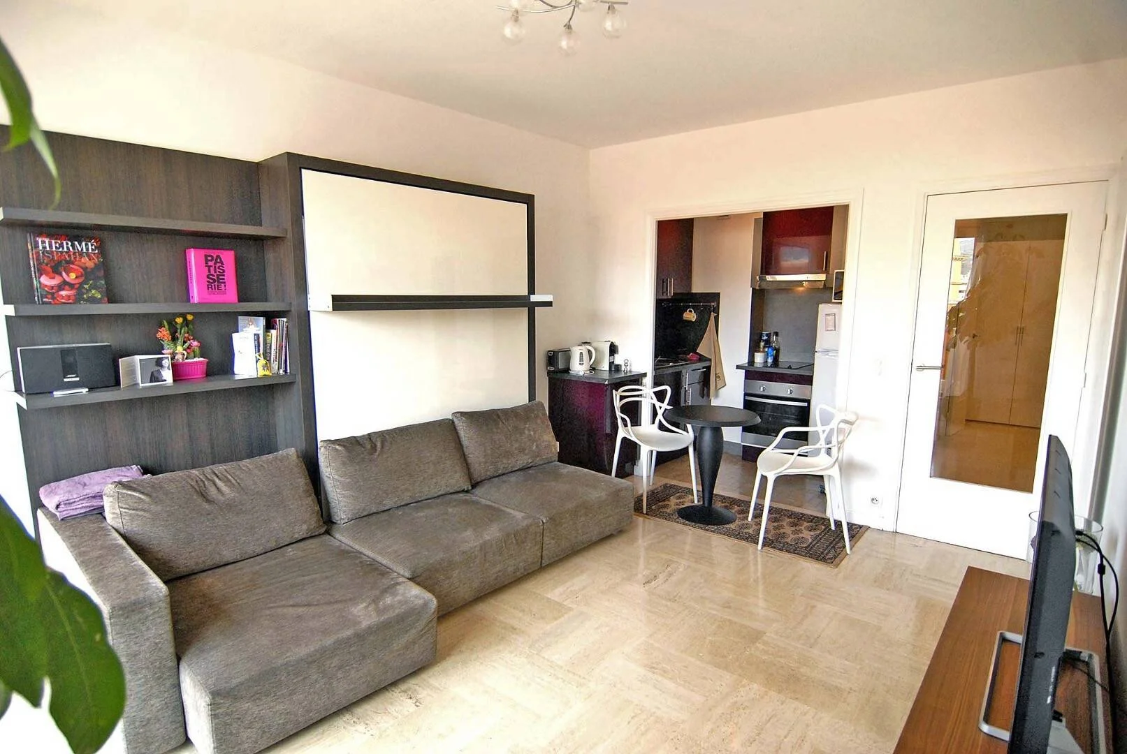 Functional student room perfect for studying in 