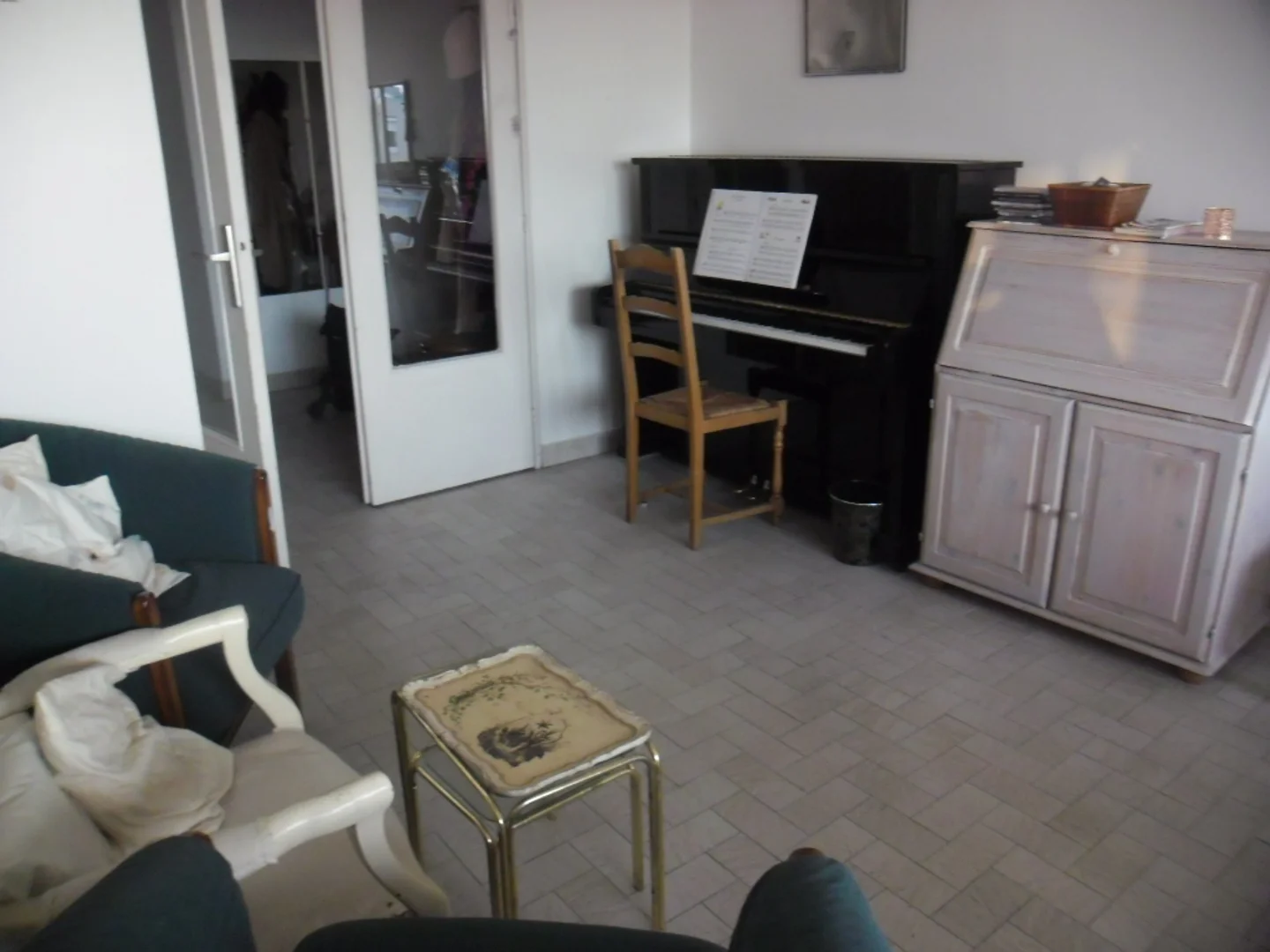 Chambre d'étudiant à  avec espace d'étude et installations communes