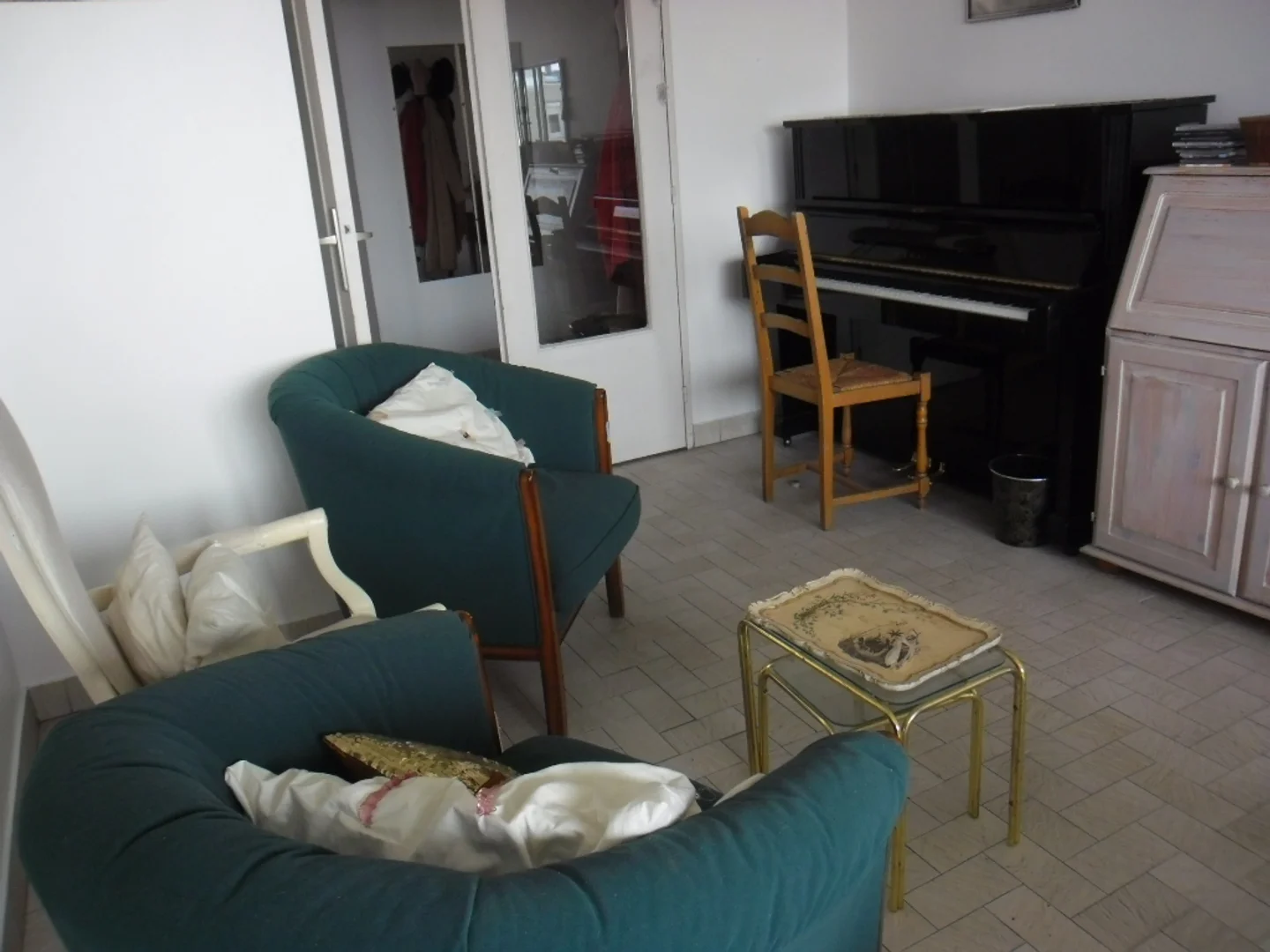 Chambre d'étudiant à  avec espace d'étude et installations communes