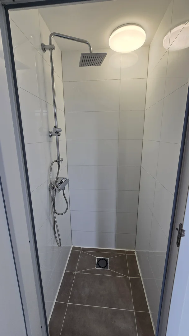 Habitación estudiantil funcional perfecta para estudiar en 